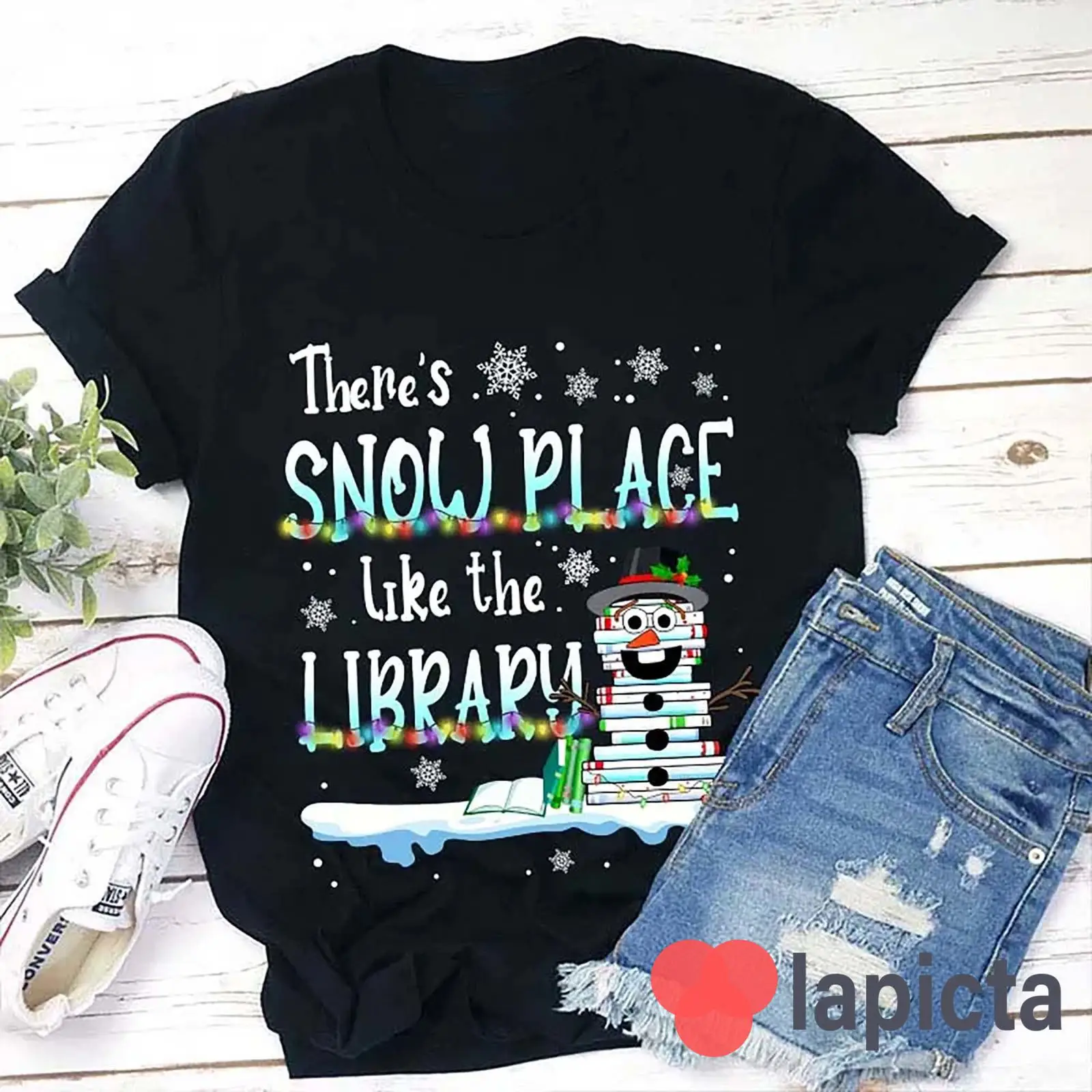 Vintage Fashion Library - มีความสวยงามดุจหิมะ ราวกับห้องสมุด เสื้อยืดคริสต์มาสลายคริสต์มาสสำหรับครู ลายสโนว์แมน สำหรับแฟชั่นวินเทจ ผ่านการซักแล้ว
